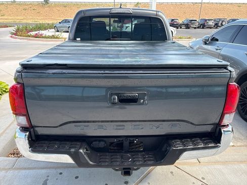 Used 2018 Toyota Tacoma TRD Off-Road AWD/4WD image 4
