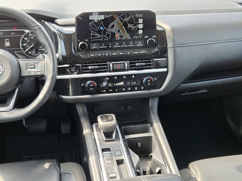 Used 2025 Nissan Pathfinder SL FWD image 16