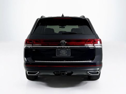 Used 2024 Volkswagen Atlas SE w/ Panoramic Sunroof Package FWD image 4