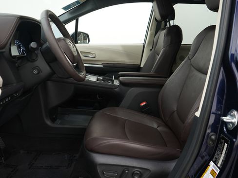 Used 2023 Toyota Sienna Platinum image 26