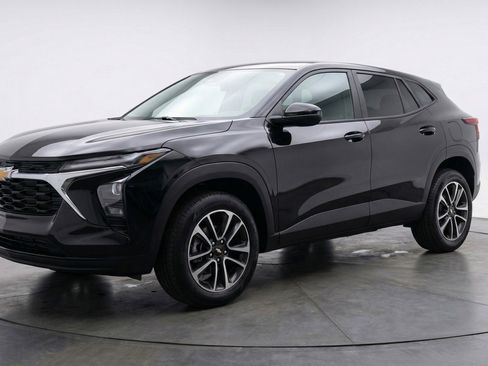 Used 2025 Chevrolet TrailBlazer LT w/ Driver Confidence Package image 3