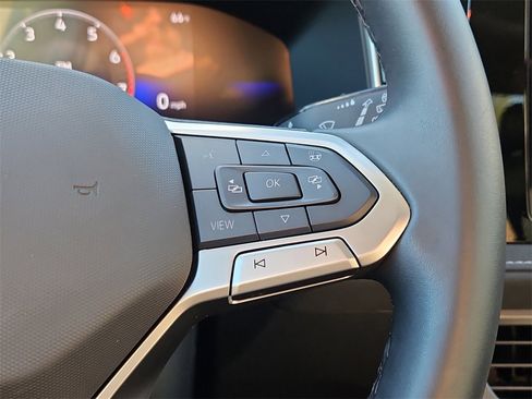 Certified 2025 Volkswagen Taos SE image 26
