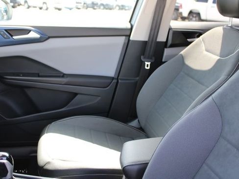 Used 2023 Volkswagen Taos SE AWD/4WD image 32
