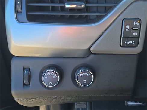 Certified 2017 Chevrolet Suburban LT image 18