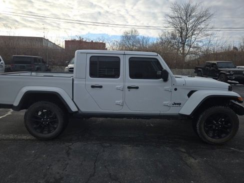 Used 2025 Jeep Gladiator Nighthawk image 2