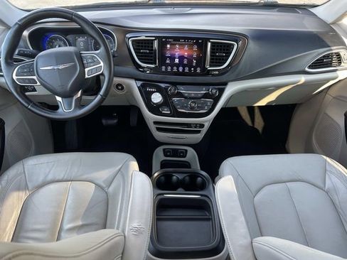 Used 2017 Chrysler Pacifica Touring-L FWD image 15
