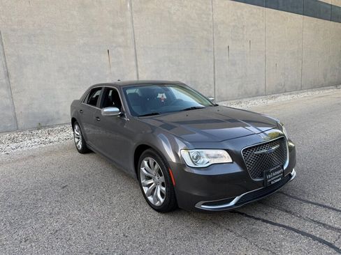 Used 2018 Chrysler 300 Touring w/ Chrome Appearance Package RWD image 2