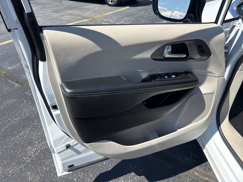 Used 2024 Chrysler Pacifica Limited FWD image 29