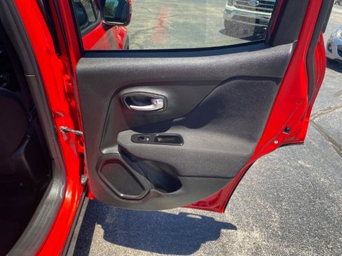 Used 2018 Jeep Renegade Altitude w/ Popular Equipment Group FWD image 15