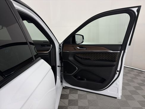 Used 2024 Jeep Grand Cherokee Summit image 31