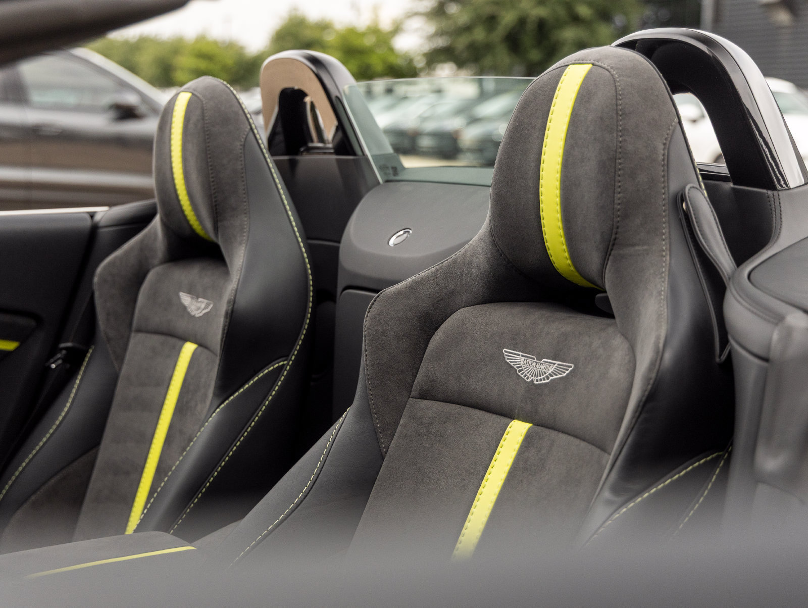 Used 2023 Aston Martin V8 Vantage Roadster RWD image 28