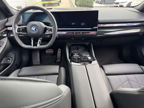 Used 2025 BMW 550e xDrive w/ Premium Package image 12