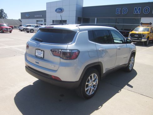 Used 2024 Jeep Compass Latitude AWD/4WD image 6