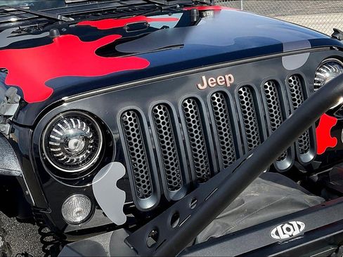 Used 2016 Jeep Wrangler Unlimited Rubicon w/ Connectivity Group image 31