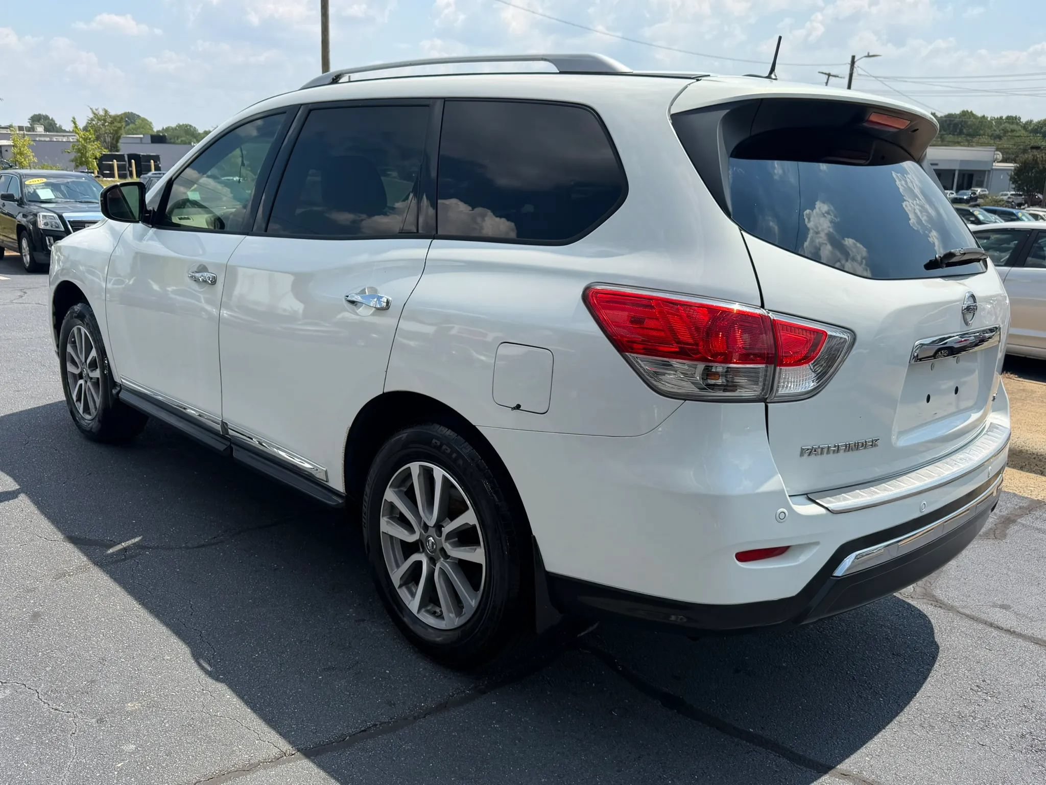 Used 2014 Nissan Pathfinder SL FWD image 5