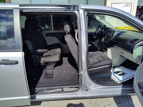 Used 2019 Dodge Grand Caravan SE FWD image 16