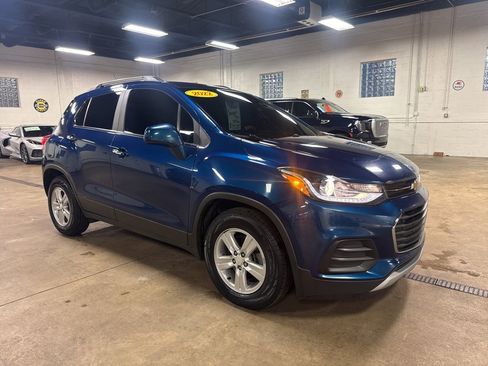 Used 2020 Chevrolet Trax LT w/ LT Convenience Package image 2