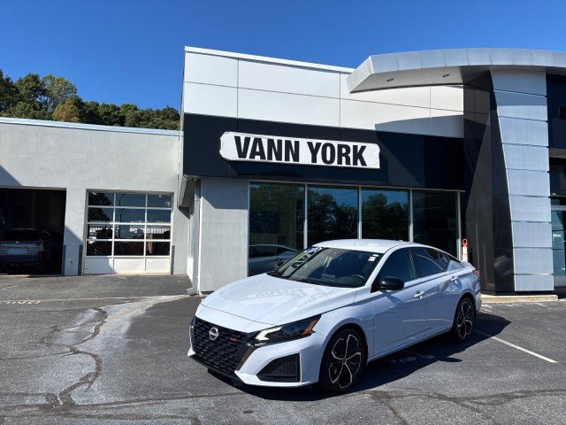 Used 2023 Nissan Altima 2.5 SR FWD image 1