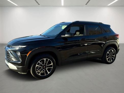 Used 2025 Chevrolet TrailBlazer LT w/ Driver Confidence Package image 1