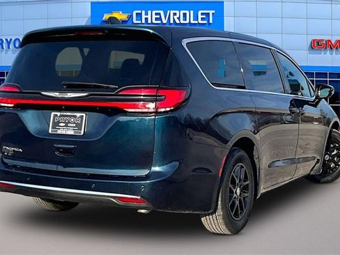 Used 2025 Chrysler Pacifica Select image 5