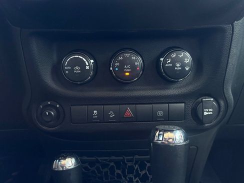 Used 2018 Jeep Wrangler Sahara w/ Connectivity Group AWD/4WD image 12