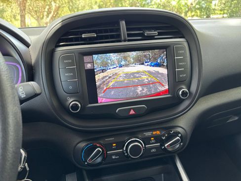 Used 2025 Kia Soul LX w/ LX Technology Package FWD image 17
