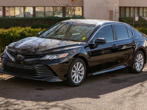 Used 2018 Toyota Camry LE image 9