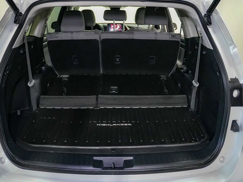 Used 2022 Toyota Highlander LE AWD/4WD image 21