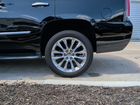 Used 2019 Cadillac Escalade Luxury RWD image 13