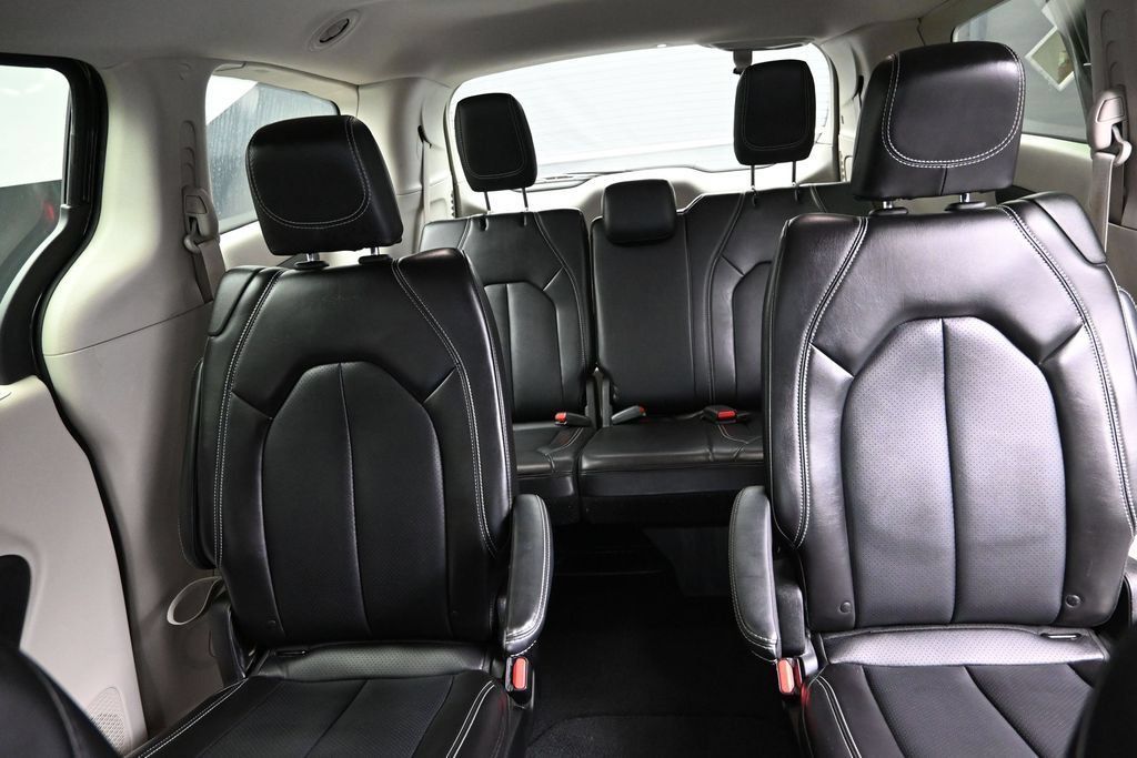 Used 2024 Chrysler Pacifica Touring-L FWD image 19