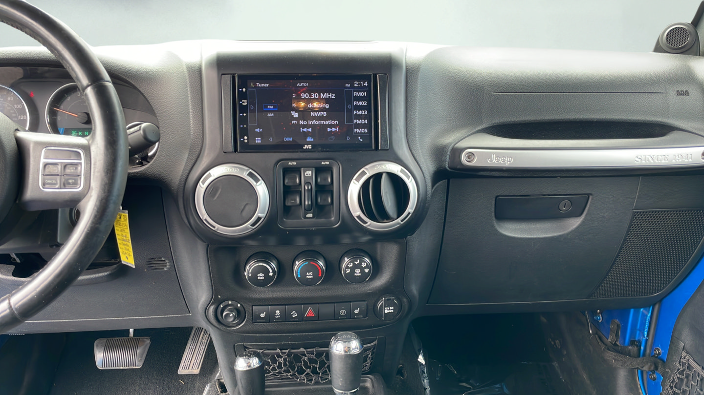 Used 2014 Jeep Wrangler Unlimited Sahara w/ Dual Top Group AWD/4WD image 11