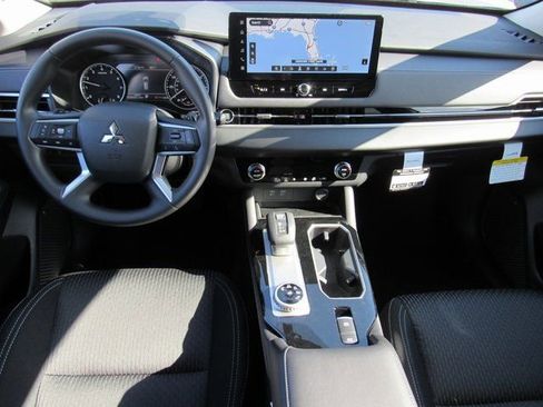 New 2026 Mitsubishi Outlander ES image 9