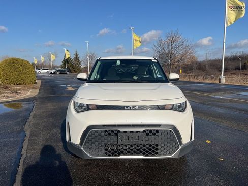 Used 2025 Kia Soul LX w/ LX Technology Package image 2