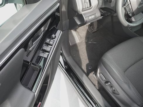 Used 2025 Toyota bZ4X FWD image 10
