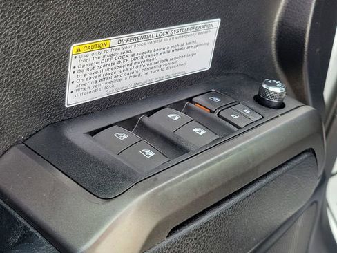 Used 2017 Toyota Tacoma TRD Off-Road w/ Premium & Technology Package image 19