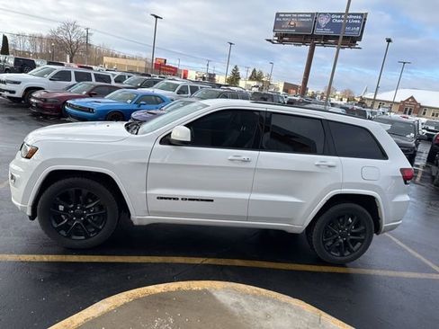 Used 2017 Jeep Grand Cherokee Altitude image 4