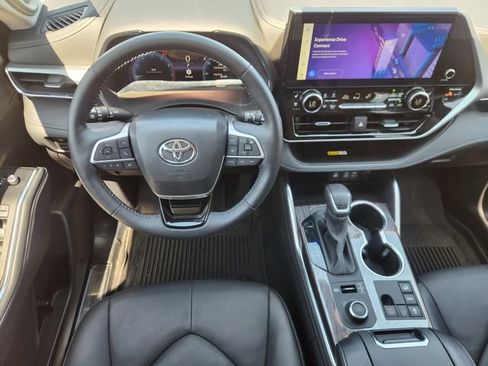 Certified 2025 Toyota Highlander Platinum AWD/4WD image 27