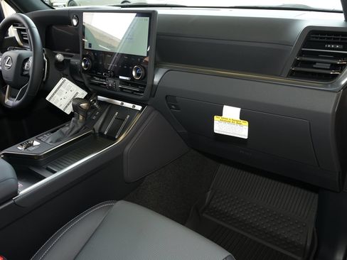 Used 2026 Lexus GX 550 w/ Accessory Package (ZB) AWD/4WD image 5