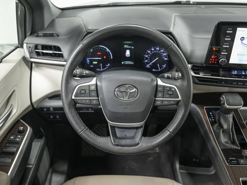 Used 2024 Toyota Sienna XLE FWD image 16