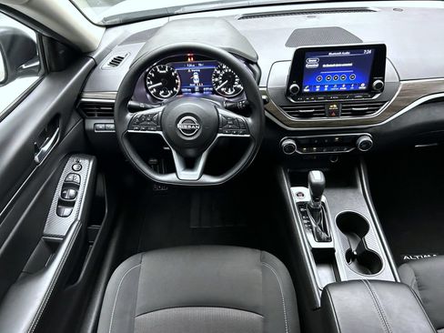 Used 2025 Nissan Altima 2.5 SV FWD image 14