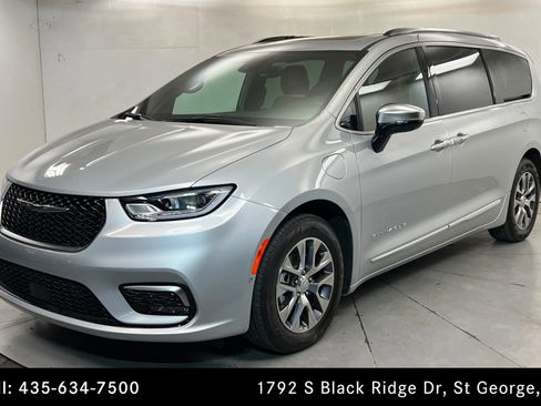 Used 2026 Chrysler Pacifica Pinnacle image 1