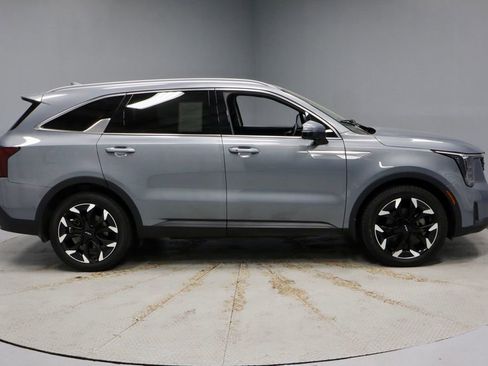 Used 2025 Kia Sorento EX FWD image 13