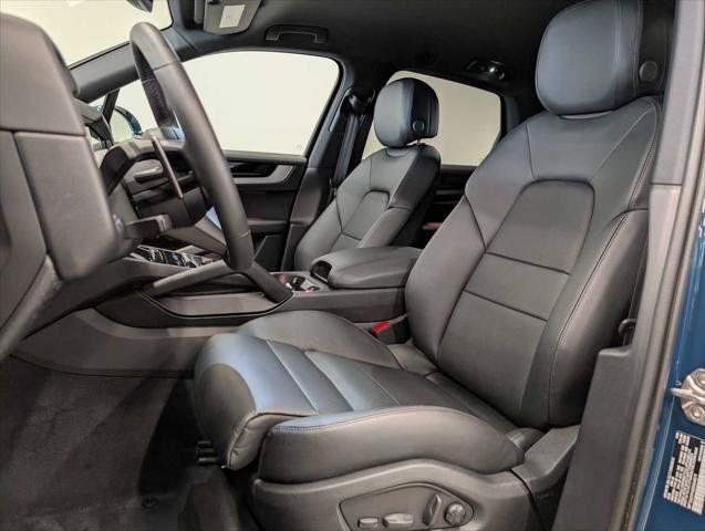 Used 2025 Porsche Cayenne AWD/4WD image 23