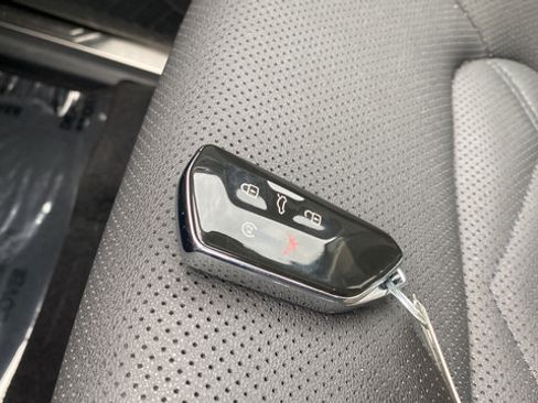 Used 2024 Volkswagen Atlas Peak Edition SE AWD/4WD image 21