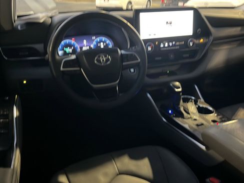 Used 2024 Toyota Highlander Limited image 19