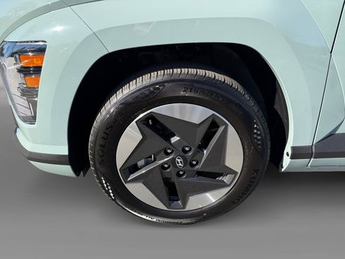 Certified 2025 Hyundai Kona SE image 9