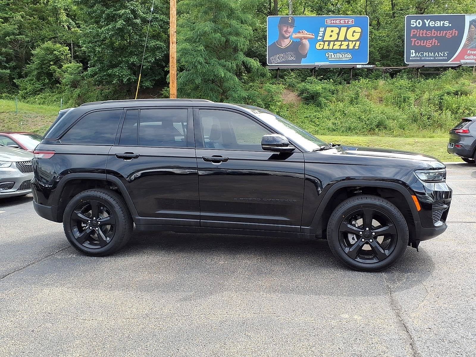 Used 2023 Jeep Grand Cherokee Altitude AWD/4WD image 5