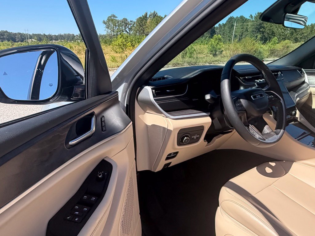 Used 2025 Jeep Grand Cherokee Limited AWD/4WD image 33