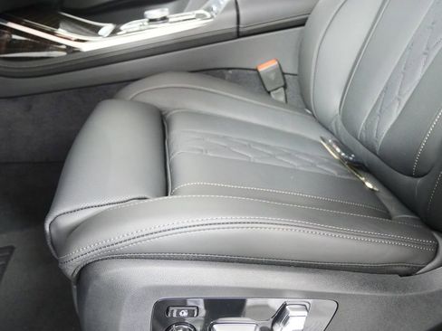 Used 2026 BMW X7 M60i image 10