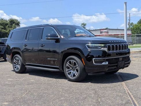 Used 2025 Jeep Wagoneer L 4WD w/ Premium Group I image 2